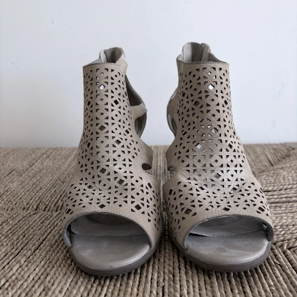 Rockport Taupe Suede Laser Cut Peep Toe Leather Ankle Bootie Heels Sz 8.5 EU‎ 39